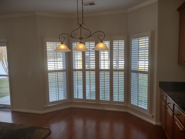 Building Photo - Beautiful and Charming! You Want it and Th...
