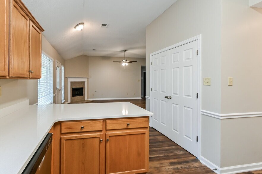 Building Photo - 180 Garden View Dr