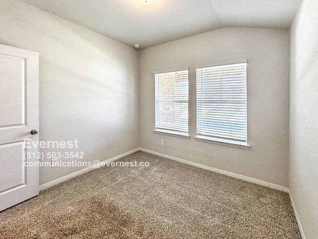 Building Photo - Spacious 4-Bedroom Home with Modern Comfor...
