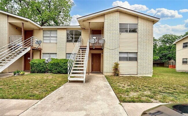 Building Photo - 728 Martindale Rd