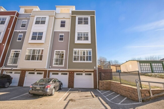 Building Photo - Gorgeous Conshohocken 3 Bedroom, 2.5 Bath END Unit Townhome With Amazing Views!