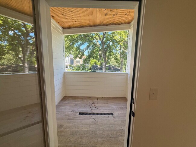 Building Photo - "Spacious 3-Bed, 3.5-Bath in the heart of East Nash