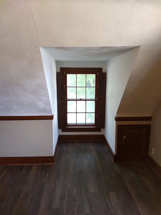 Building Photo - 904 E 17th St