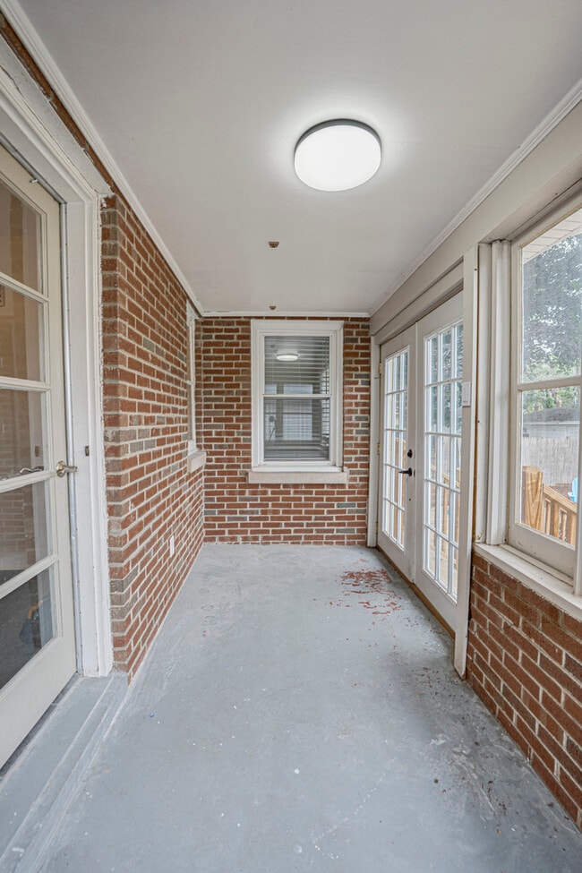 Building Photo - 219 Spring Ave