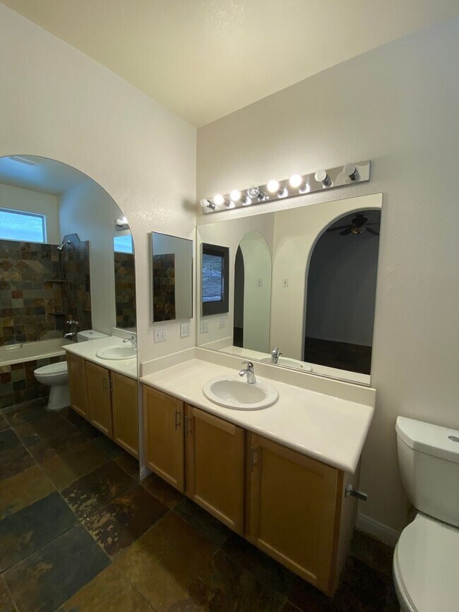 Building Photo - Beautiful 2 bed/2.5 bath home located in S...
