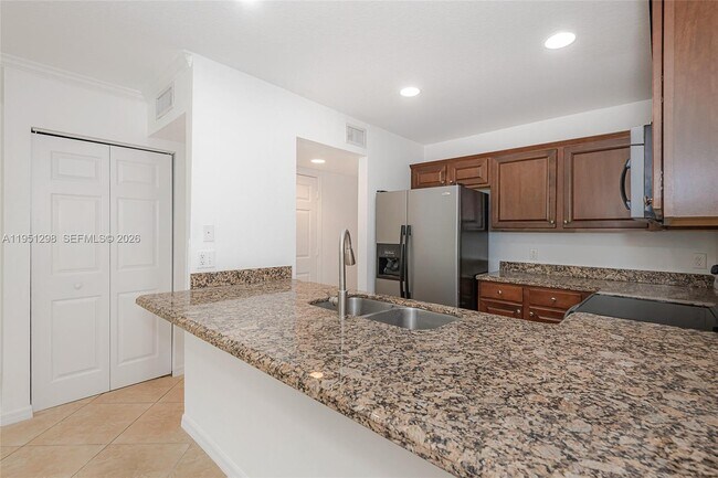 Building Photo - 1000 Palm Trail