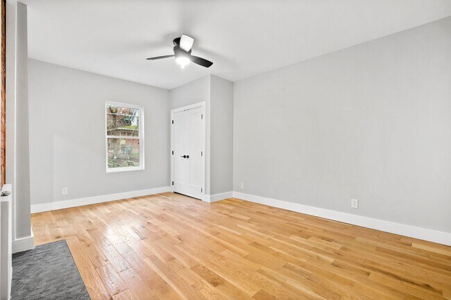 Building Photo - Beautifully Renovated 3 Bed/2.5 Bath Home in Mt Washington - Convenient Location