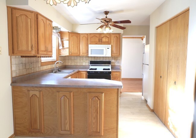 Building Photo - 10S241 Wallace Dr