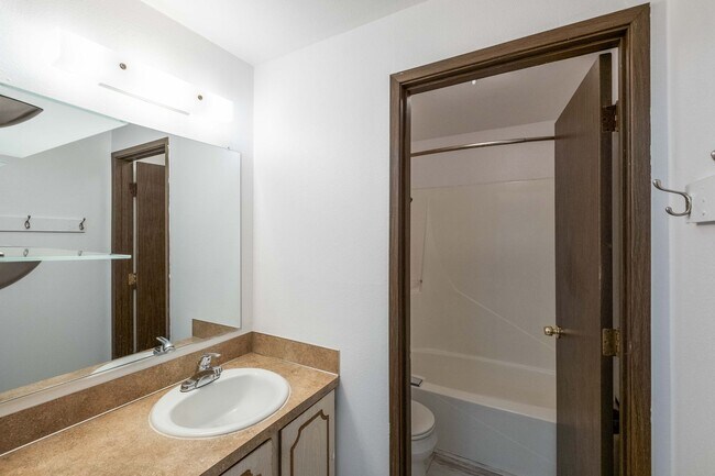 Building Photo - Beautiful 4 Bed, 2 Bath Townhouse with Lots of Closet Space and Laundry In Unit!