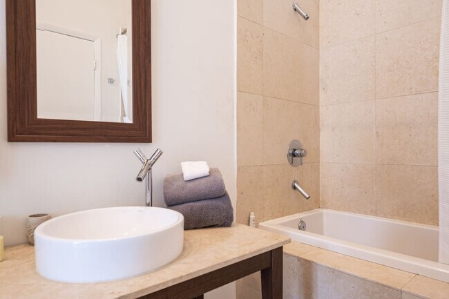 Building Photo - 485 Brickell Ave