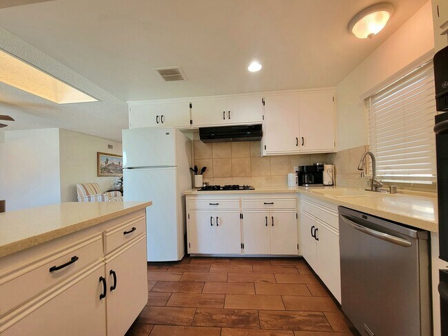 Building Photo - Darling, Move-In Ready Home in Highly Sought After Neighborhood w/ a Great View!!