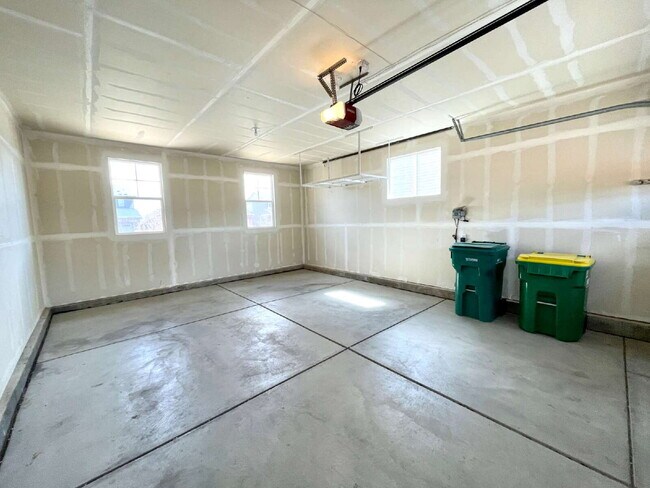 Building Photo - Beautiful 4 Bed 2.5 Bath with 2 Car Garage Home with Fenced Backyard in High Point at DIA!