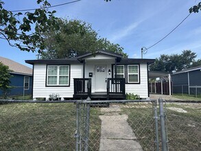 Building Photo - Remodeled 4 Bedroom with New A/C