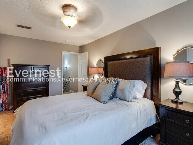 Building Photo - Special Offer: Sign an 8-10 month lease term and take advantage of a $500 move-in discount!/2-Bed...