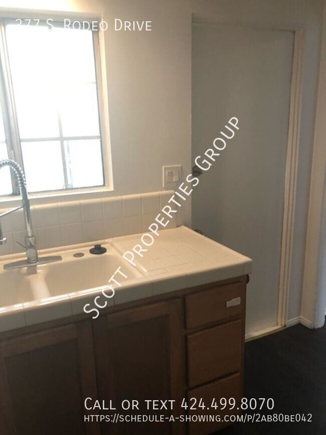 Building Photo - Centrally Located Gorgeous & Spacious 1 Bd...