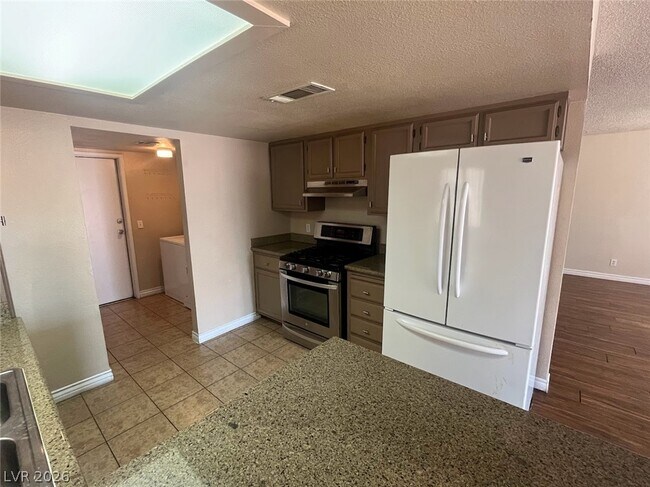 Building Photo - 914 Scarlet Ridge Dr