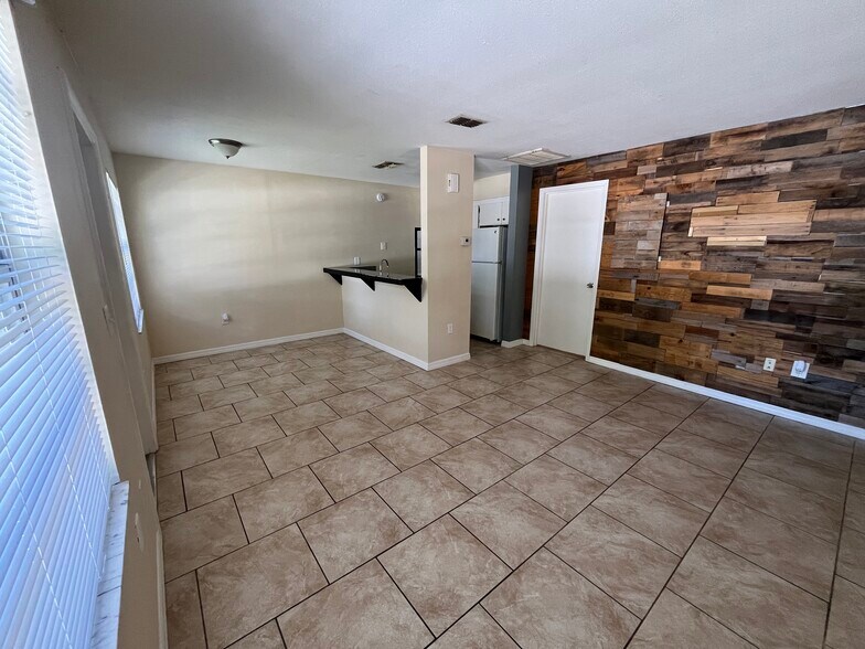 Building Photo - 715 Angelina Ln