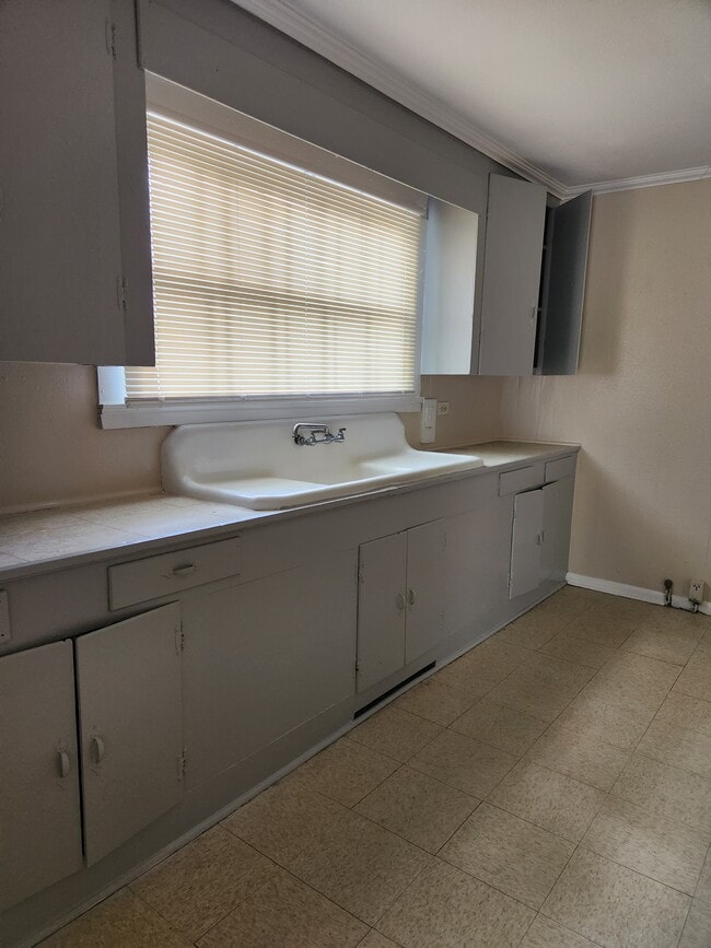 Building Photo - 2703 Linwood St