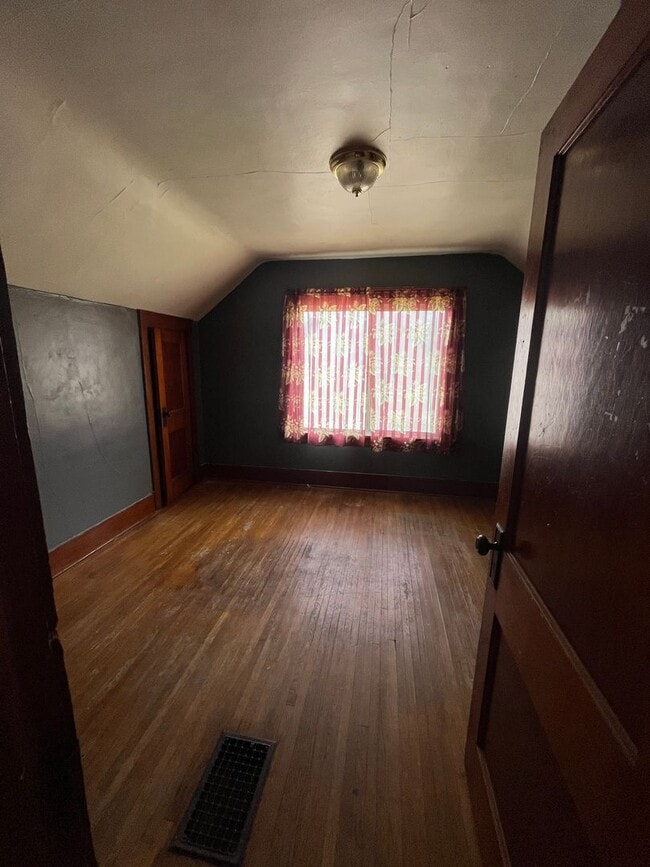 Building Photo - 926 Kern St