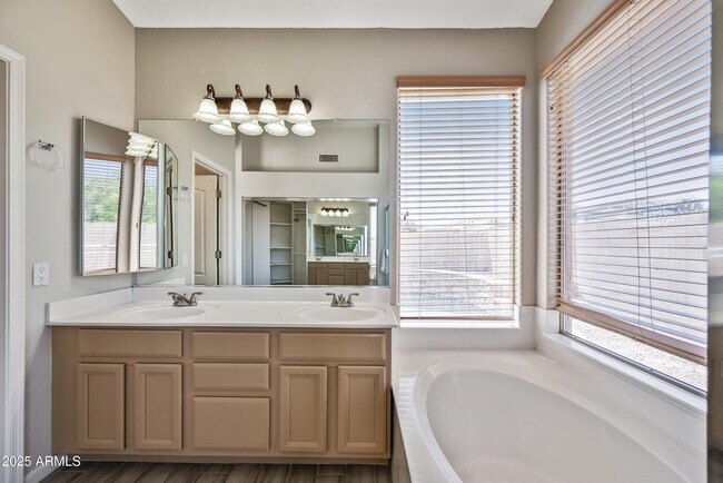 Building Photo - 6937 E Paradise Ln