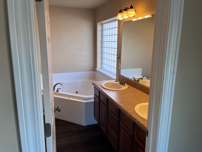 Building Photo - Gorgeous West End 4 bed Home!