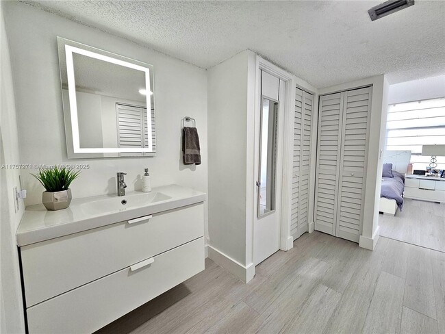 Building Photo - 3731 N Country Club Dr