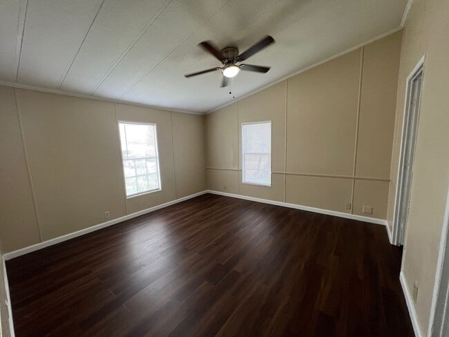 Building Photo - Spacious 3 bedrooms / 2 bath