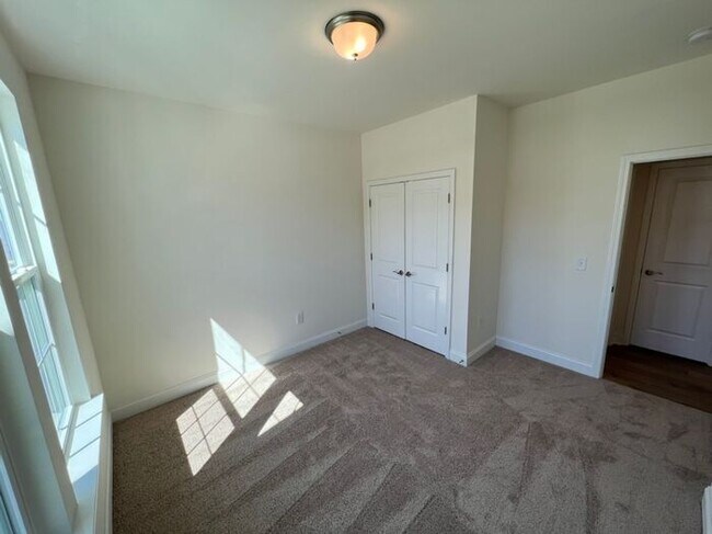 Building Photo - LIKE NEW 4 Bedroom Home w/ Ground Floor Be...
