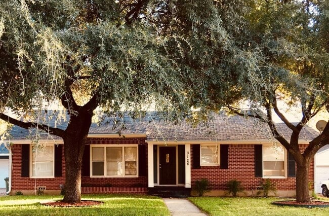 Building Photo - 3128 Lyle Ave