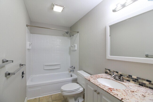 Building Photo - 2 Bed/ 1 bath Upstairs Unit in Kennewick 4...