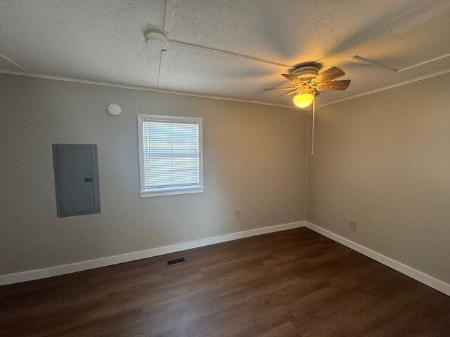 Building Photo - Newly Renovated 2 Bedroom 1-Bath in Grand ...