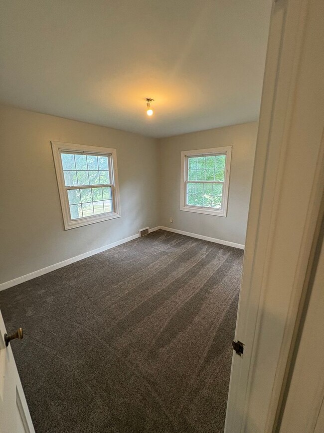 Building Photo - 4 bedroom 3 bathroom single family home