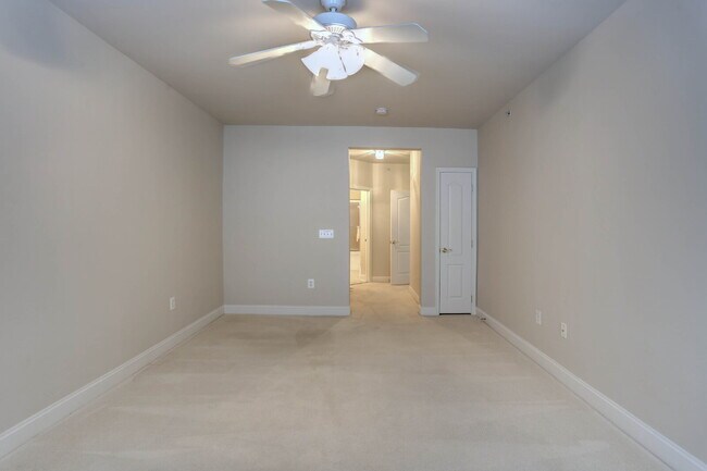 Building Photo - 2BD/2BA Fabulous River Hill Condo