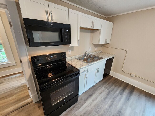 Building Photo - Spacious 3-Bedroom, 1-Bathroom Home AVAILABLE NOW!!