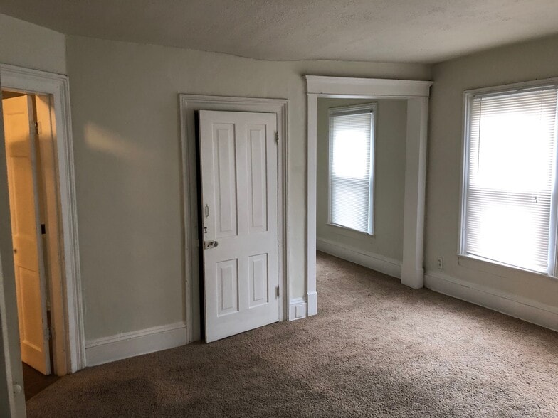 Building Photo - 516 E Chestnut St