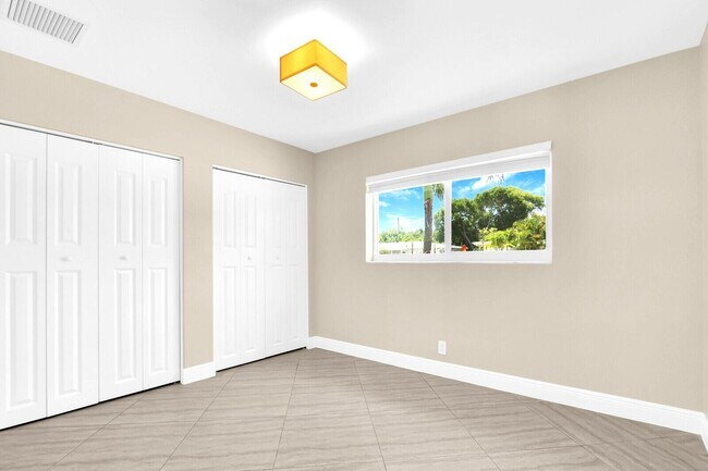Building Photo - 105 Palamino Cir