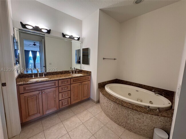 Building Photo - 4513 Artesa Way S