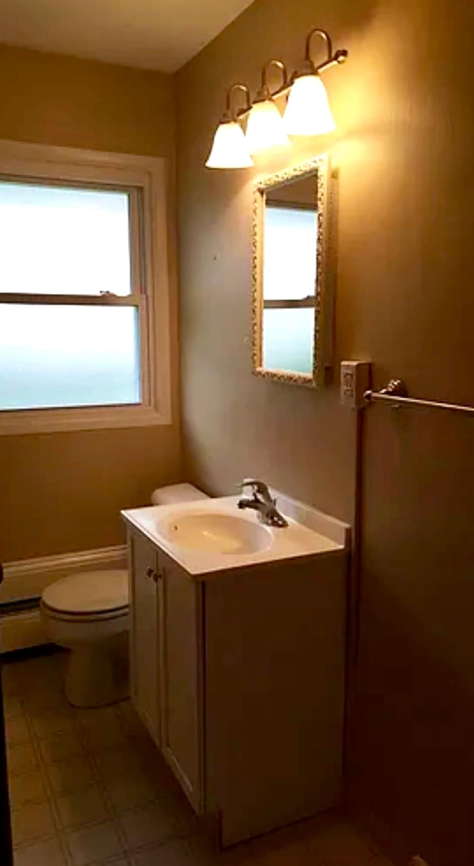 Full Bathroom 1 - 577 Burroughs Street