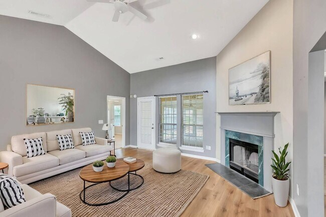 Building Photo - The Lakes