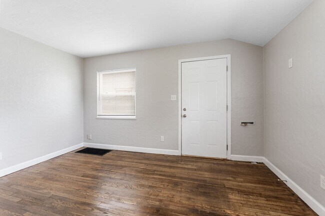 Building Photo - 388-390-390 S Powell Ave