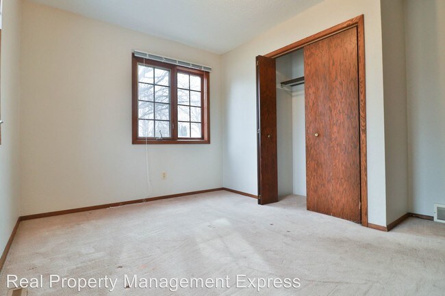 Building Photo - 3605 S Marion Rd