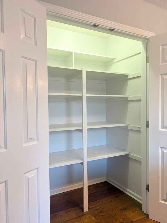 Building Photo - 1016 Lois Ln