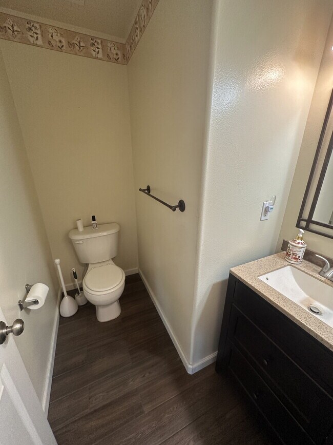 Building Photo - "Spacious 4-Bedroom Gem with 2.5 Bathrooms...