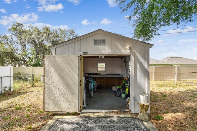 Building Photo - 1102 Shadowbrook Dr N
