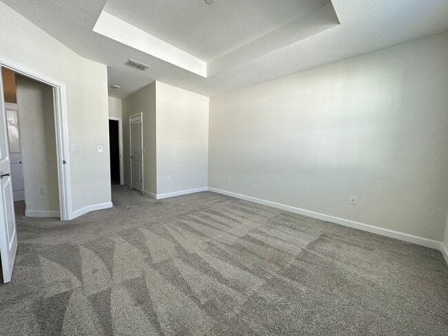 Building Photo - 4 Bed 3.5 Bath Townhouse In Storey Lake