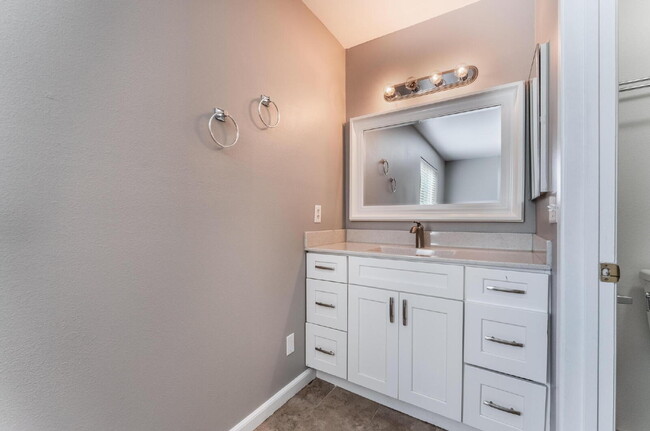 Building Photo - "Charming 3-Bed Oasis with 2 Full Baths in Vibrant Las Vegas - 1315 Sq Ft of Comfort!"