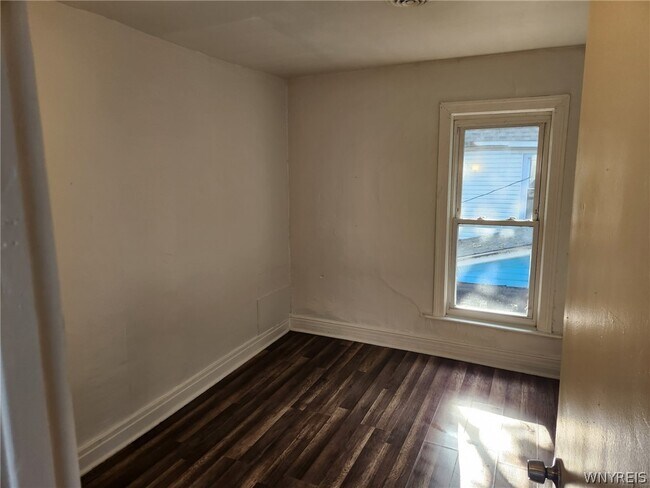 Building Photo - 325 Breckenridge St