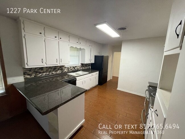 Building Photo - 1227 Park Center St