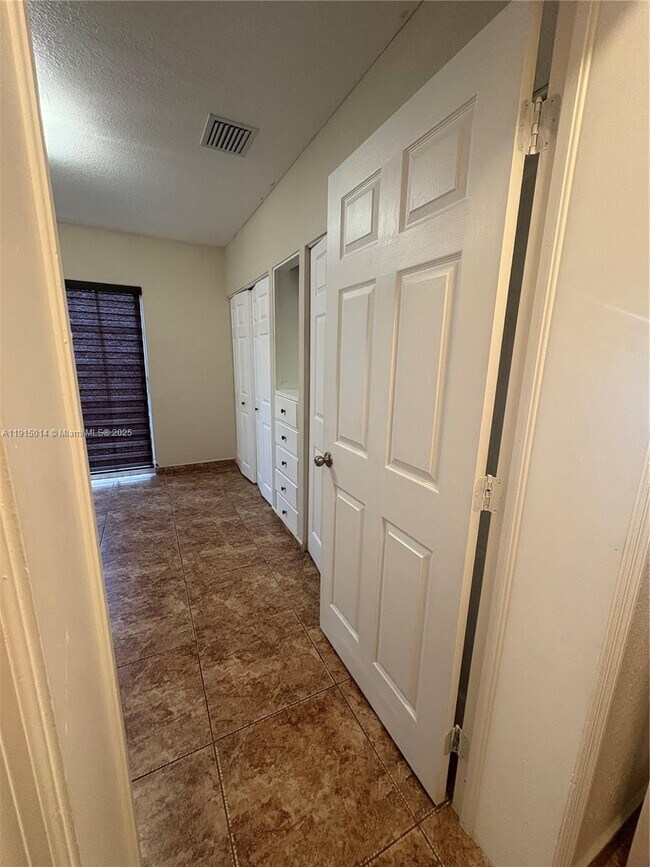 Building Photo - 819 E 26th St