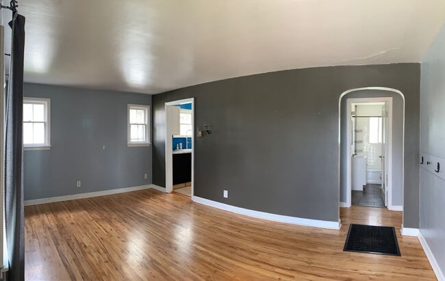 Building Photo - **Free October Rent** Cute 2 Bedroom Home ...